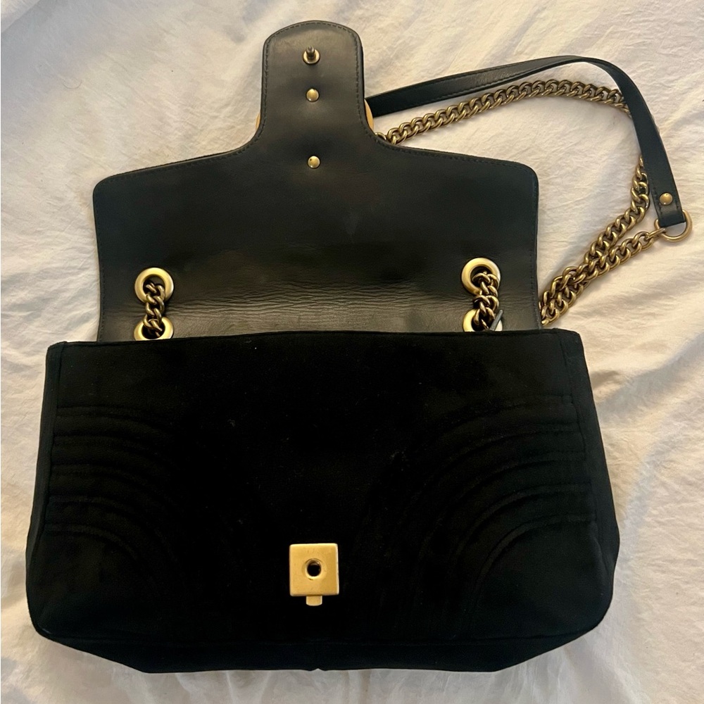 👑✅PRICE FIRM✅ Beautiful Black and Gold Fashion Velour Shoulder Bag - Picture 5 of 17